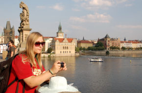 Praga Tłumy turystów w sierpniowym skwarze