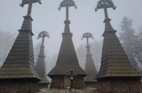 Rotunda Pięć wież na szczycie wzgórza