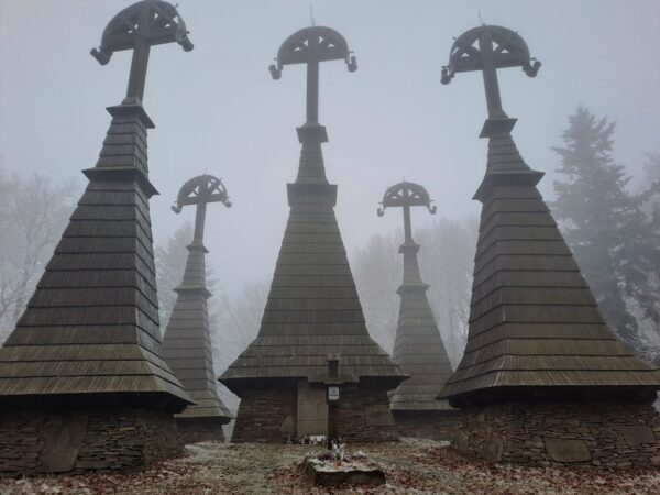 Rotunda. Pięć wież na szczycie wzgórza