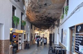 Setenil de las Bodegas Miasto schroniło się pod skalnym dachem