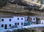 Setenil de las Bodegas. Miasto schroniło się pod skalnym dachem