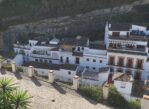 Setenil de las Bodegas. Miasto schroniło się pod skalnym dachem