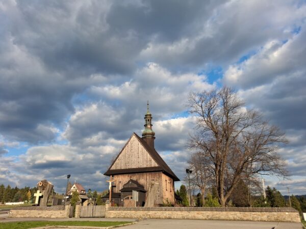  Drewniany kościół i&nbsp;„Pocieszna Woda”